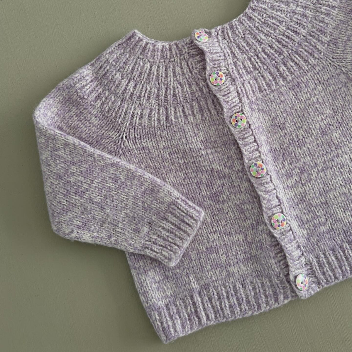 Cardigan i lyslilla uld 80/86