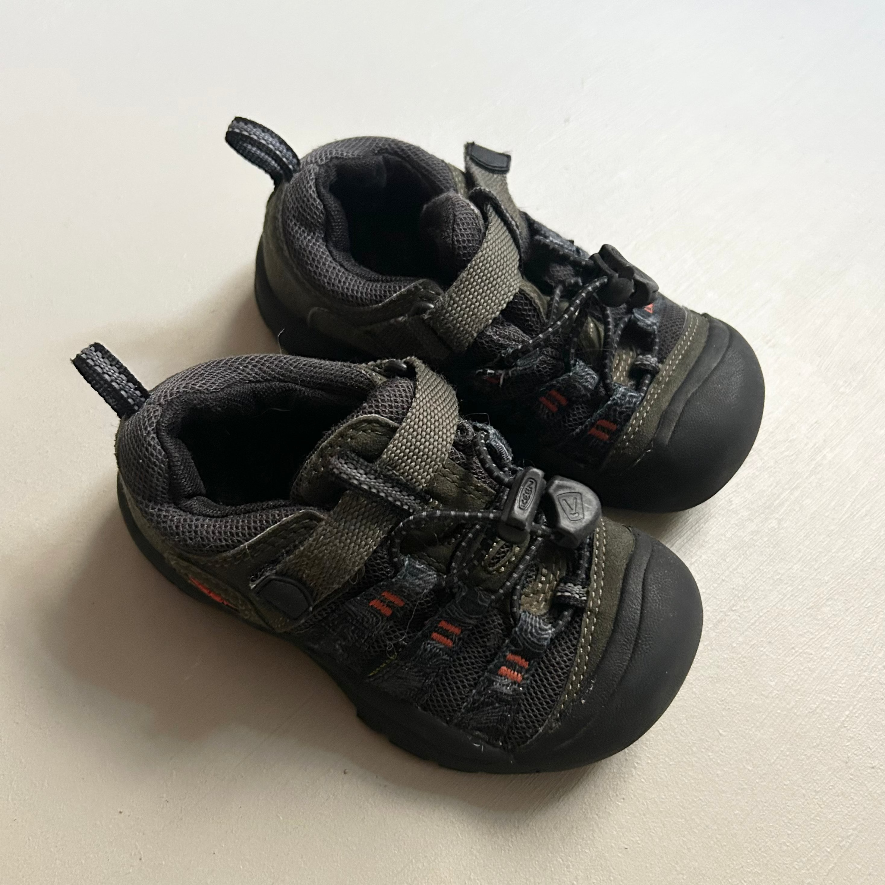 KEEN sneakers i sort/camo 27/28
