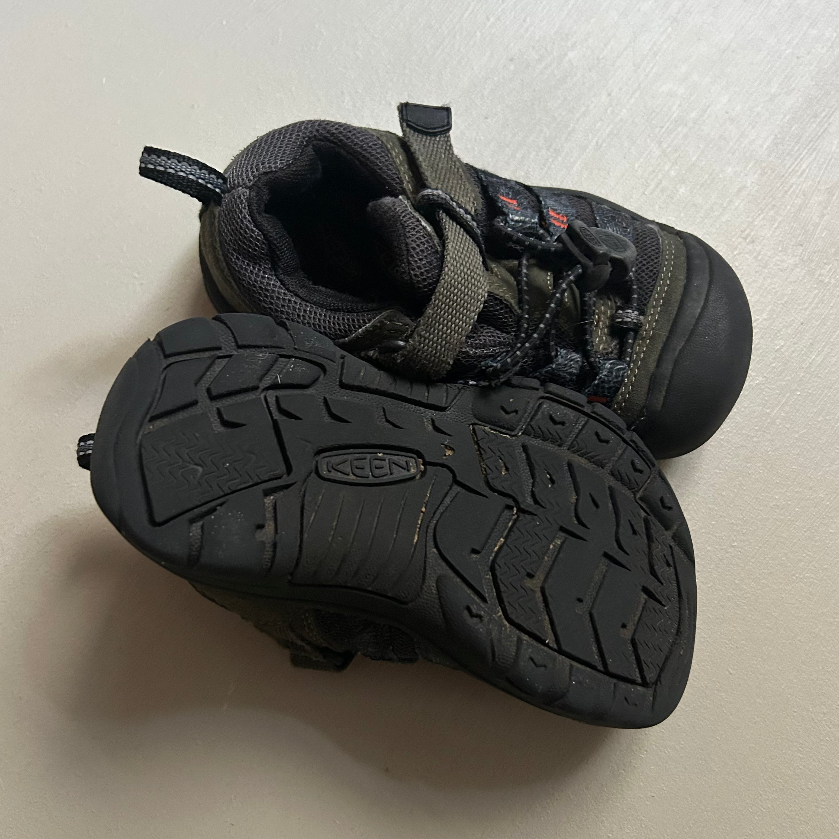 KEEN sneakers i sort/camo 27/28