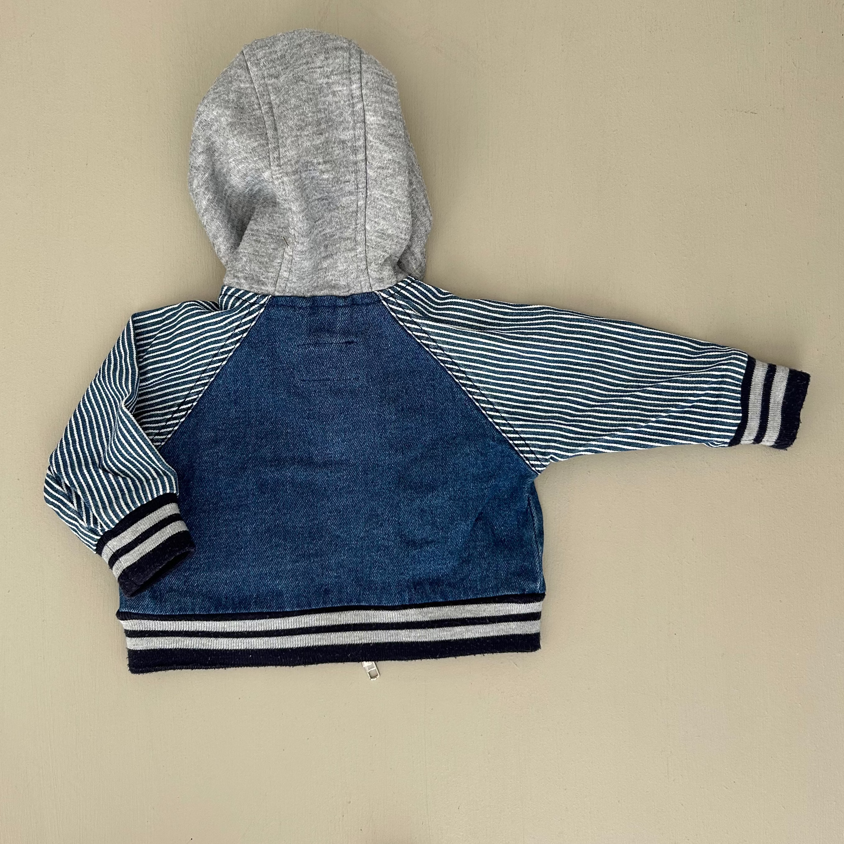 Oshkosh denimjakke med hætte 0-6mdr