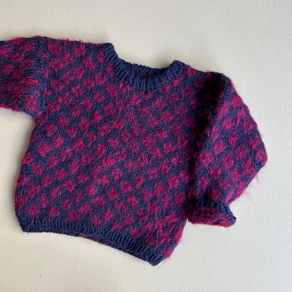 Vamset uldstrik i lilla nuancer 92/98