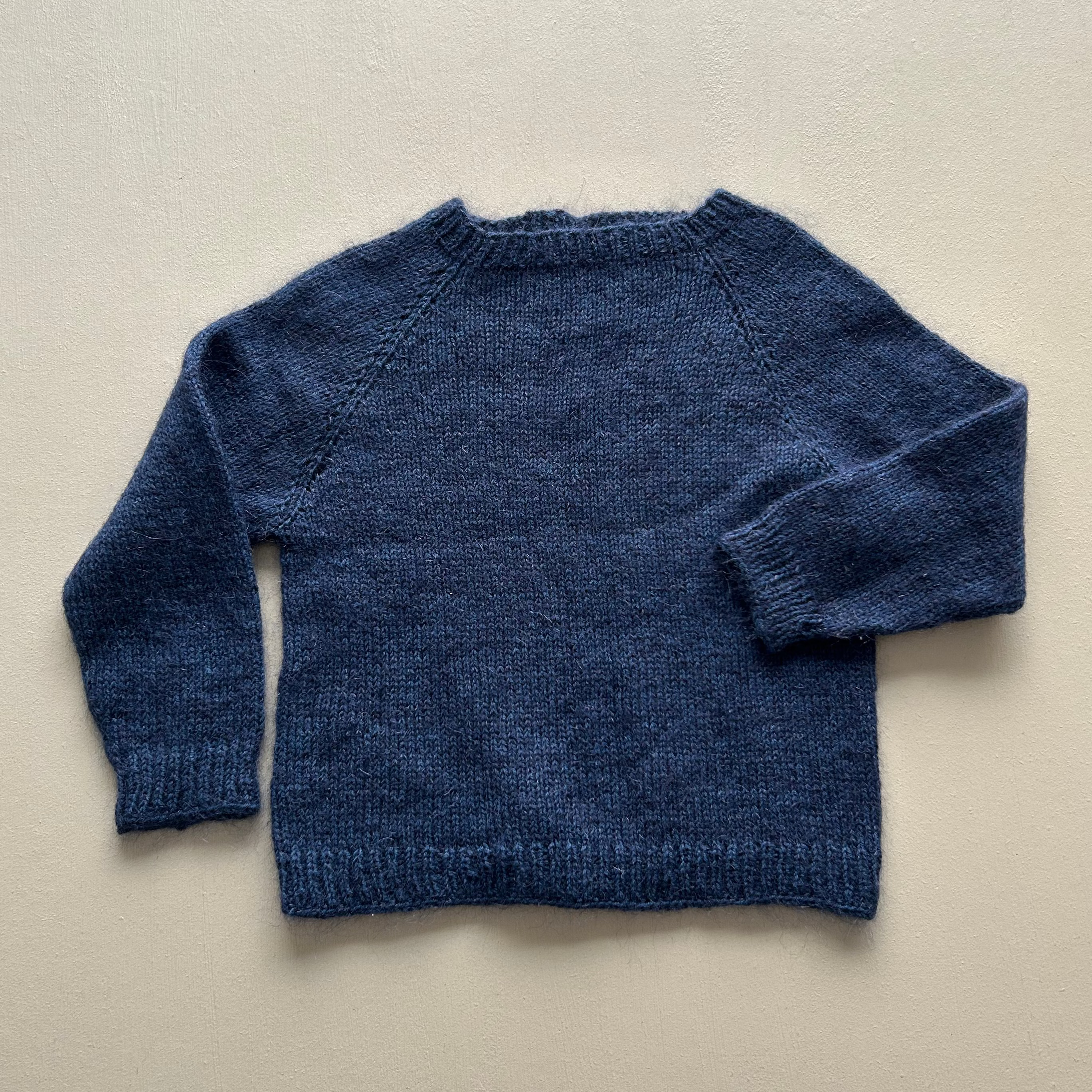 Mørkeblå uldstrik i blød mohair 86/92
