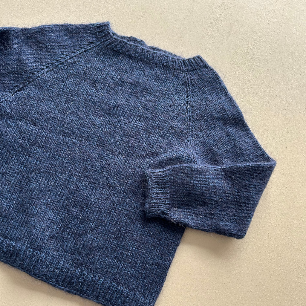Mørkeblå uldstrik i blød mohair 86/92
