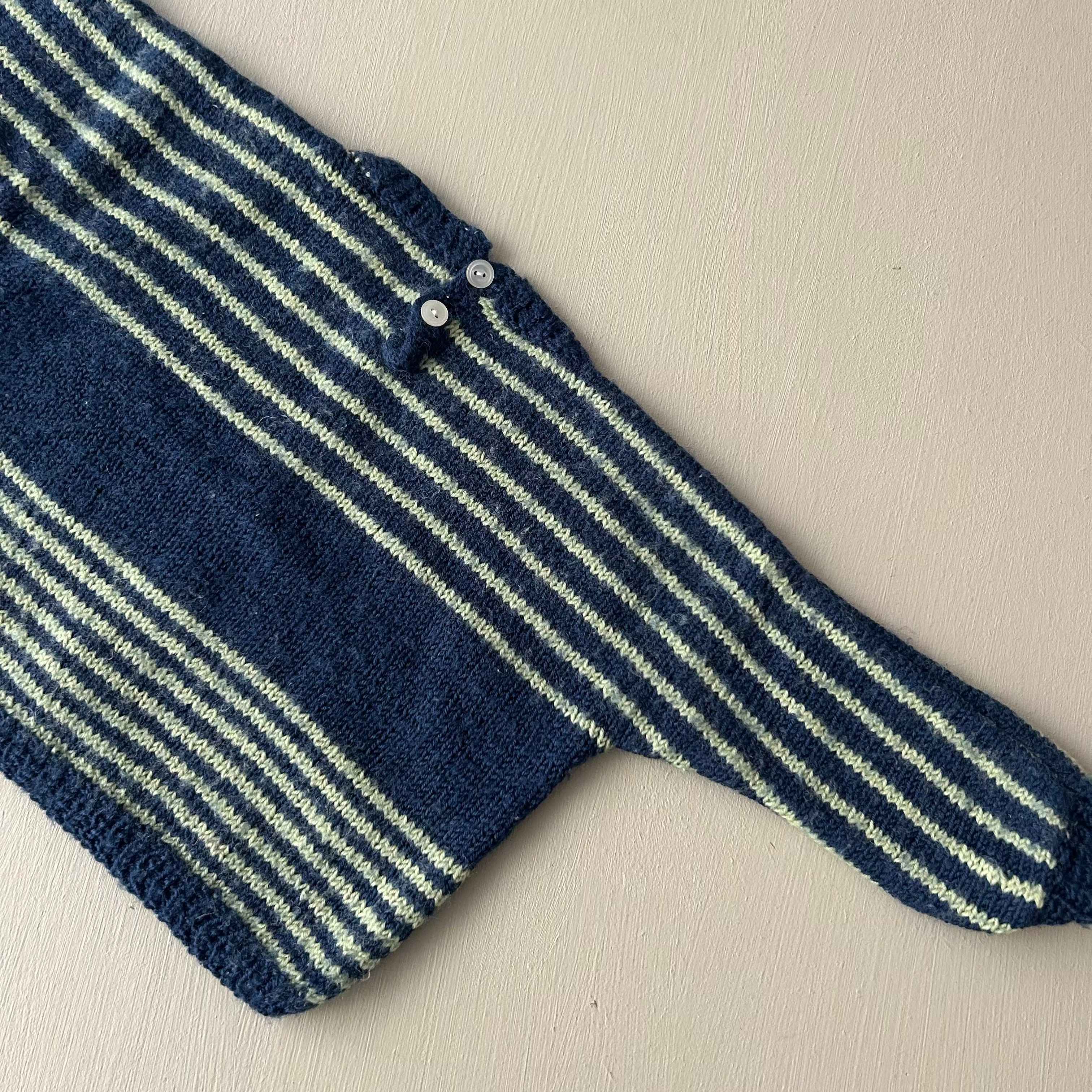 Uldstrik med får og striber 62/68